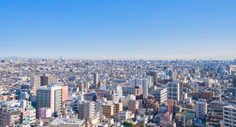 練馬区の都市部を上空から見た広大な住宅地と建物が密集する風景