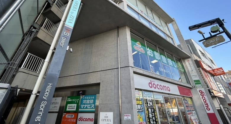 練馬区内の商業ビルとNTTドコモ店舗が入る建物の外観写真