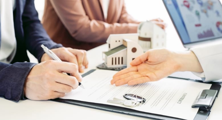 不動産の売却や賃貸、リフォーム、買取などワンストップサービスを提供する様子