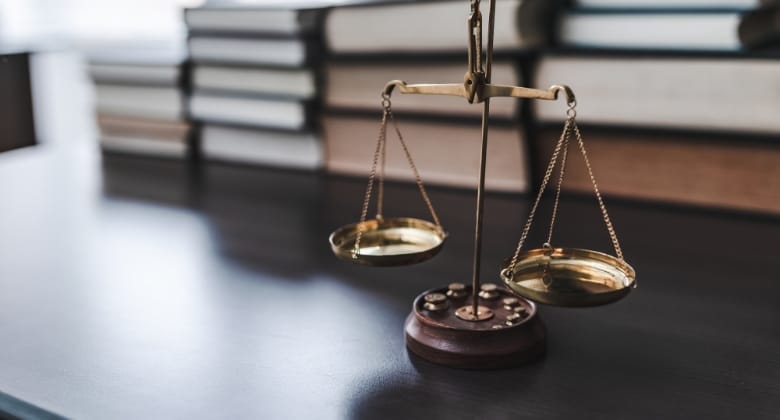 各種提携士業や専門家との協力体制を示す様子