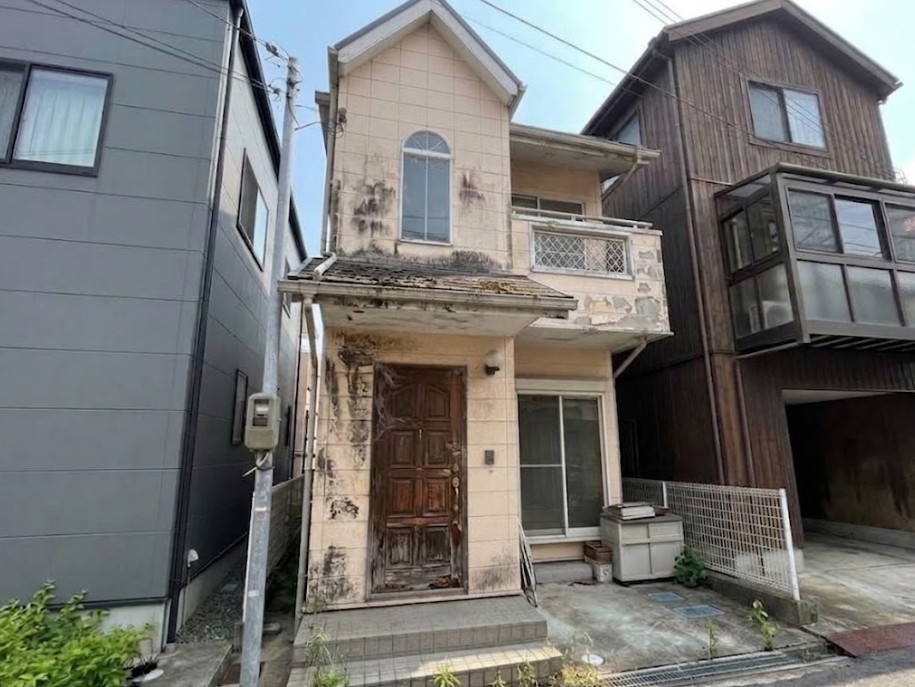 練馬区三原台の任意売却事例｜コロナ禍の廃業と差し押さえの危機。駅遠の狭小住宅（築約30年）を「隣地への合筆提案」で満額売却し、残債完済と資金確保を実現！