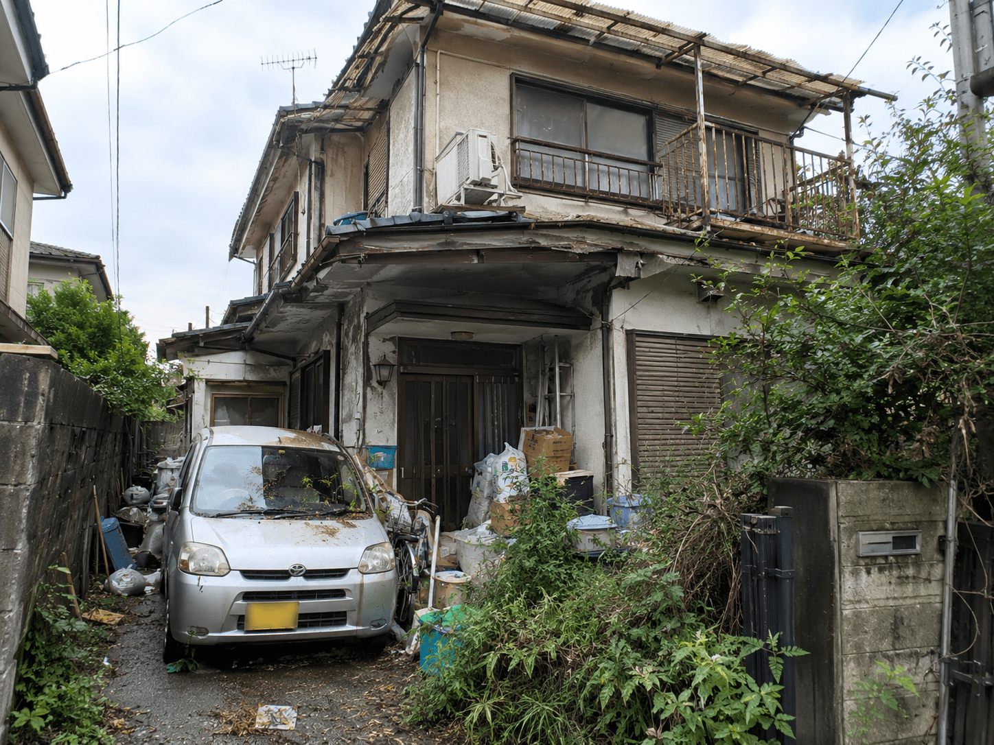 練馬区春日町の不動産買取事例｜築40年戸建て・任意売却（競売寸前）希望！大量のゴミや残置物あり。差し押さえまでの時間との勝負！