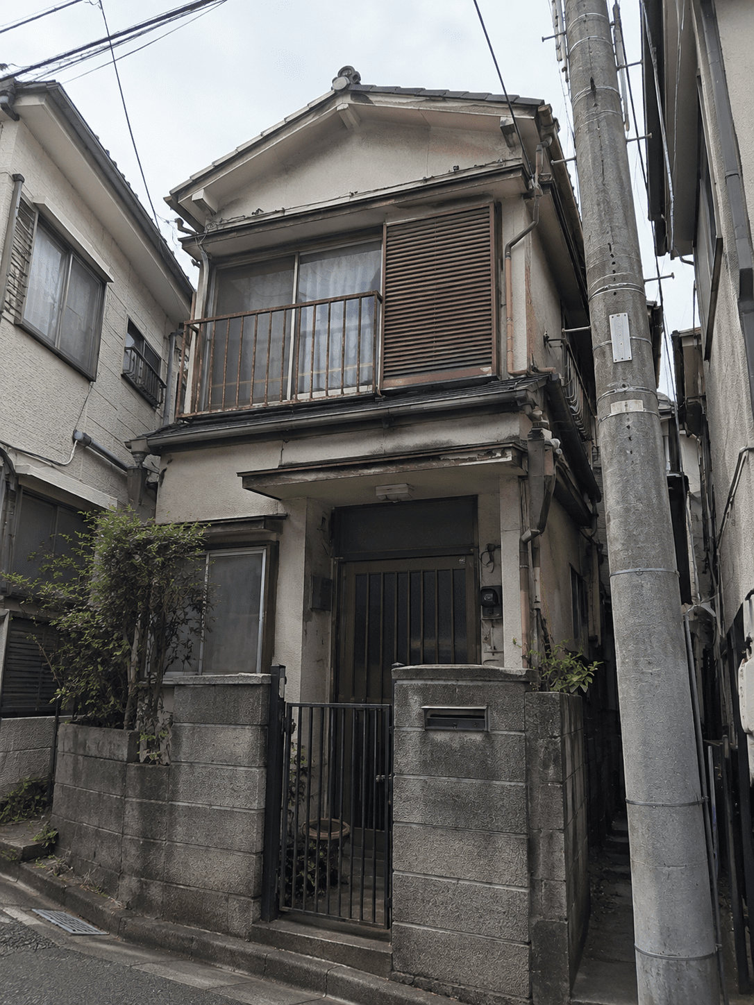 東京都練馬区上石神井の戸建て売却事例｜築40年の母と暮らしたごみ屋敷！狭小地にあってもできるだけ早く売却したいという要望に応え自社買取を決断！