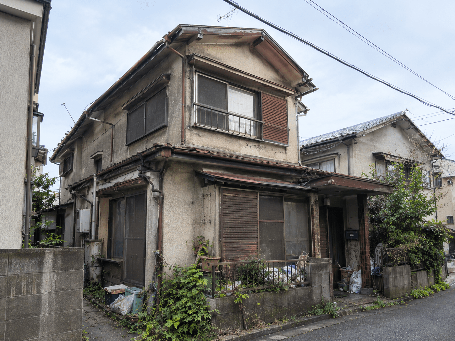 東京都練馬区向山の戸建て売却事例｜父の突然死で相続したごみ屋敷の実家はどうしたらいい？悲しみと不安を抱える夫婦に残置物そのままでの買取を提案！