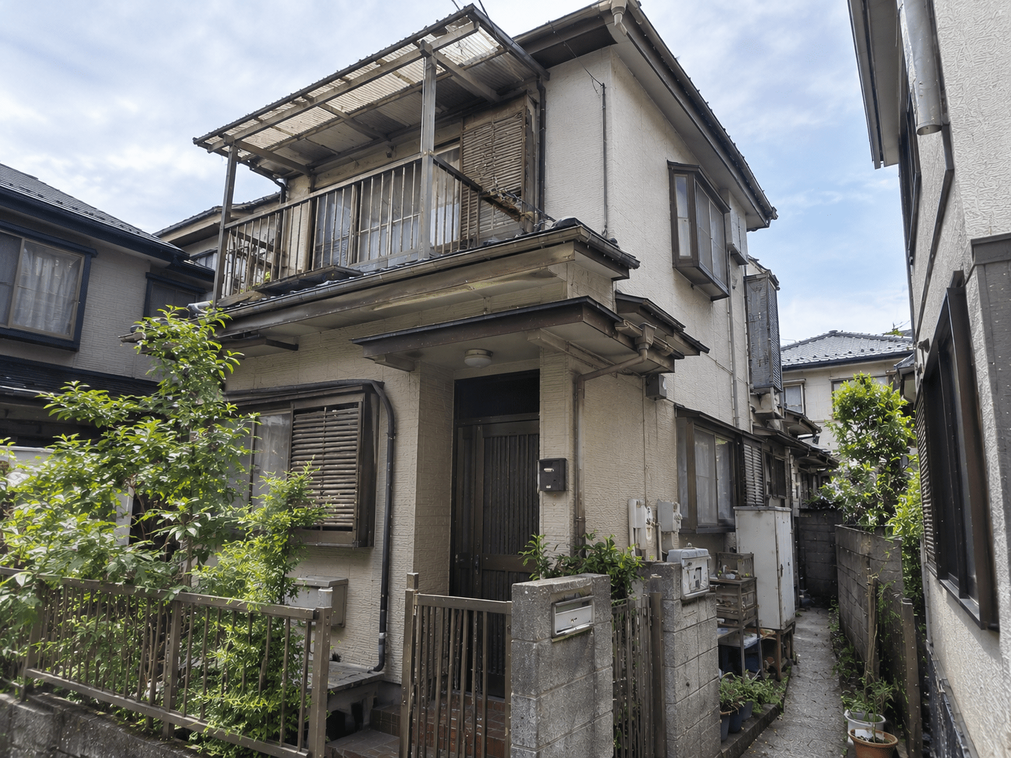 東京都練馬区栄町戸建て売却事例｜父から相続した築30年の狭小住宅には残置物が多数！「兄弟間での意見相違あり」でも販売できた！